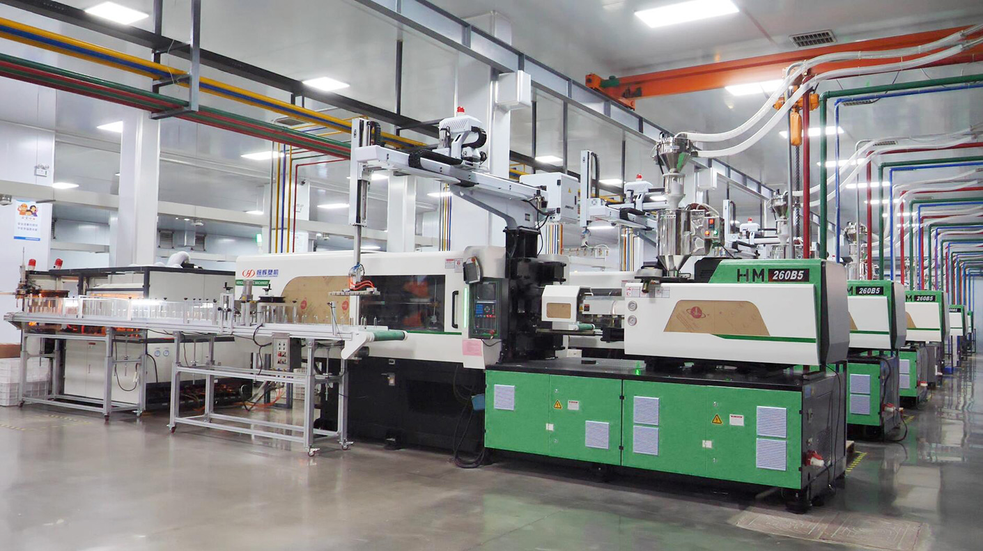 robotic arms with empty conveyor belt